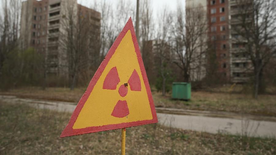 Placa com símbolo de radiação em Pripyat, na Ucrânia. A cidade foi centro da tragédia de Chernobyl - Getty Images