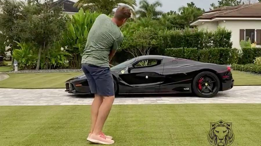 Golfista Ian Poulter arrista LaFerrari em tacada - Reprodução