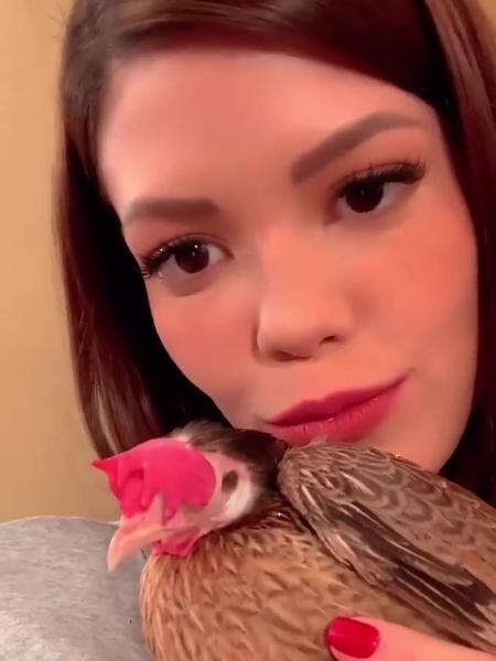 Vitória Strada conversou com galinha nos Stories do Instagram - Reprodução/Instagram @vitoriastrada_
