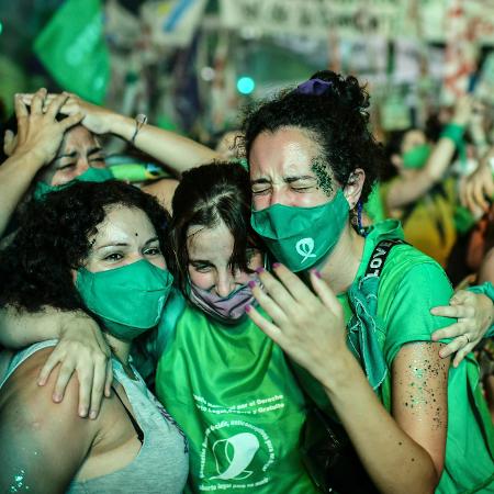 30.dez.2020 - Ativistas celebram decisão do Senado que descriminalizou o aborto na Argentina - Ronaldo Schemidt/AFP