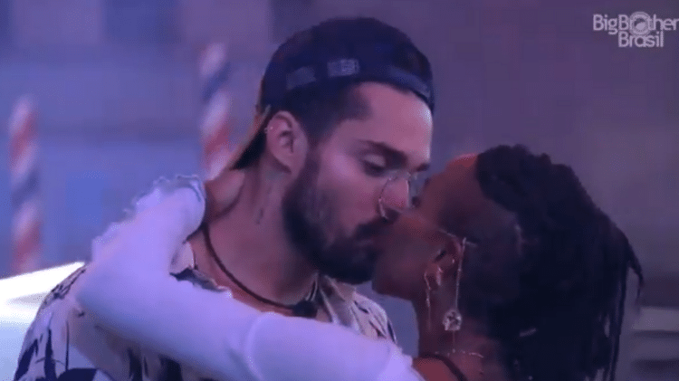 BBB 21: Karol e Acrebiano se beijam no final da festa - Reprodução/Globoplay - Reprodução/Globoplay