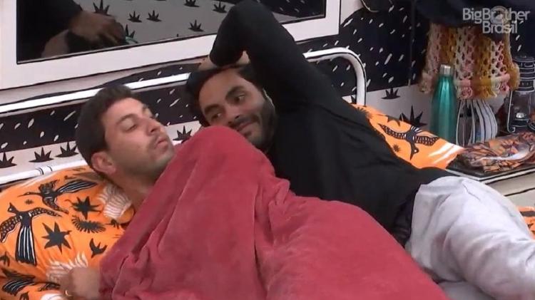BBB 21: Rodolffo tenta dormir de conchinha com Caio - Reprodução/Globoplay - Reprodução/Globoplay