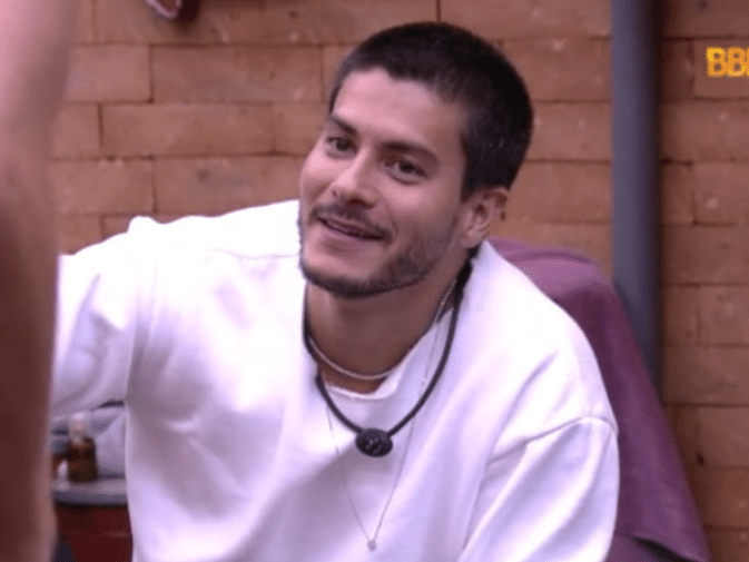 Apesar dos conflitos, Arthur elogia Jade Picon: 'É uma p*** jogadora'