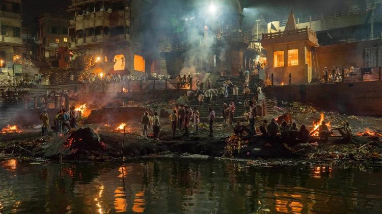 Os hindus acreditam que ser cremado em Varanasi trará a salvação - Dinodia Photo/Getty Images - Dinodia Photo/Getty Images