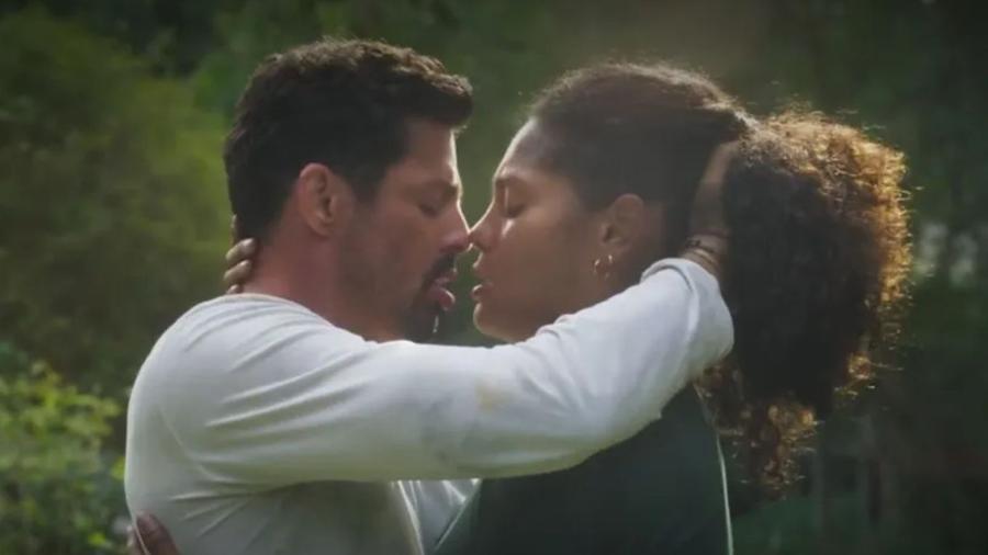 Caio (Cauã Reymond) e Aline (Barbara Reis) se beijam em "Terra e Paixão" - Reprodução/Globo
