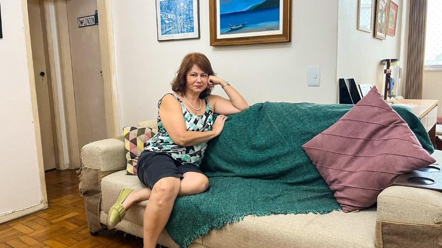 Narjara Turetta posa para foto em apartamento onde vive no Rio de Janeiro