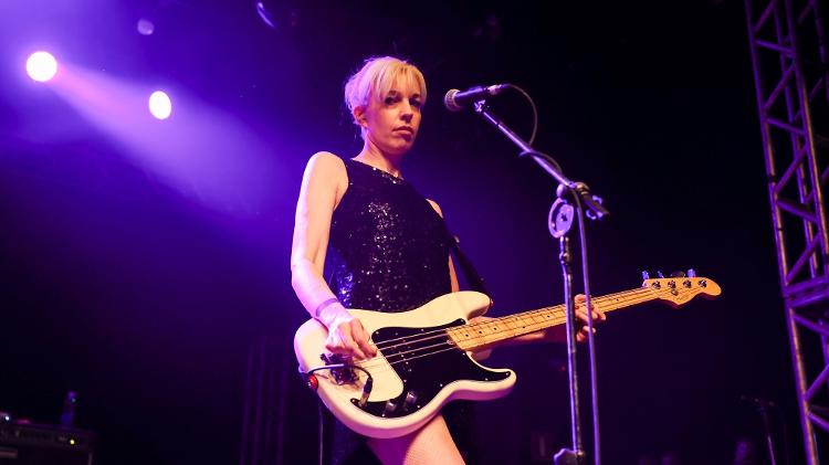 A baixista Kathi Wilcox toca com o Bikini Kill durante show em São Paulo, na terça (5)