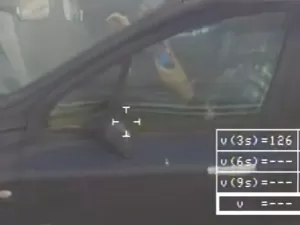 Motorista é flagrado resolvendo cubo mágico em carro a 126 km/h