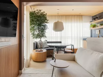 Com 49 m², apartamento de influencer em São Paulo tem até árvore na sala