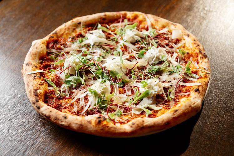 Pizza ragù de wagyu com tomate San Marzano DOP, da Leggera Pizzeria Napoletana Pizza ragù de wagyu com tomate San Marzano DOP, da Leggera Pizzeria Napoletana