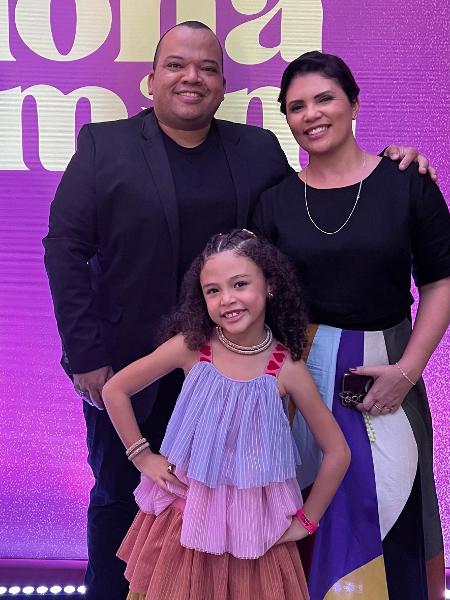 Elis Cabral ao lado dos pais na festa de lançamento de 'Dona de Mim' Elis Cabral ao lado dos pais na festa de lançamento de 'Dona de Mim'