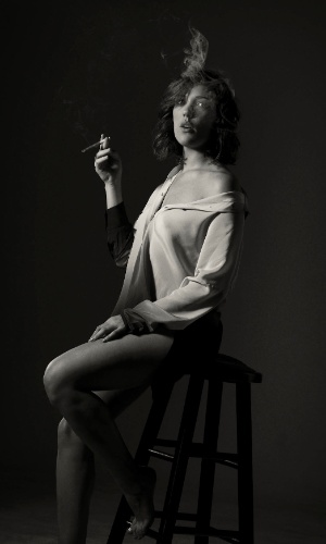 Com um cigarro na mão, a atriz faz ensaio provocante para as lentes de Angelo Pastorello: "A possibilidade de brincar com a fumaça e com a luz é sempre atraente, é um misto de sensualidade com perigo, e acaba também trazendo algo de mistério para a situação" 