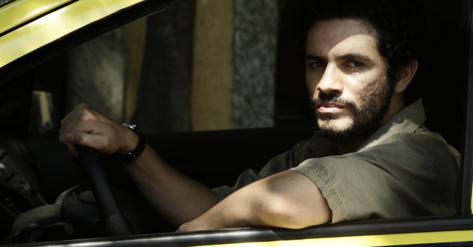 Vinícius de Oliveira é João da Cruz Forte, taxista com poderes místicos, na série "Santo Forte", do AXN