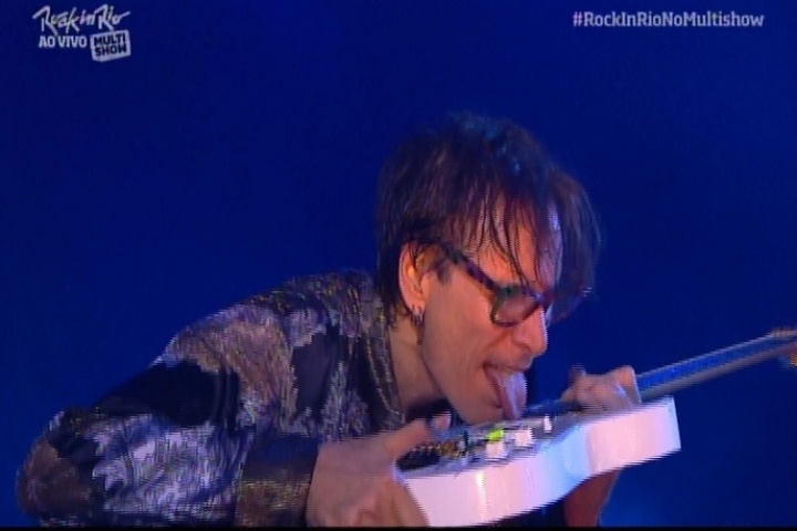 25.set.2015 - Steve Vai toca guitarra com a língua em seu show com a orquestra Camerata Florianópolis no Rock in Rio 2015 - Reprodução