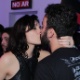 26.set.2015 - Monica Iozzi beija o namorado no sexto dia de shows do Rock in Rio - Marcello Sá Barretto/AgNews