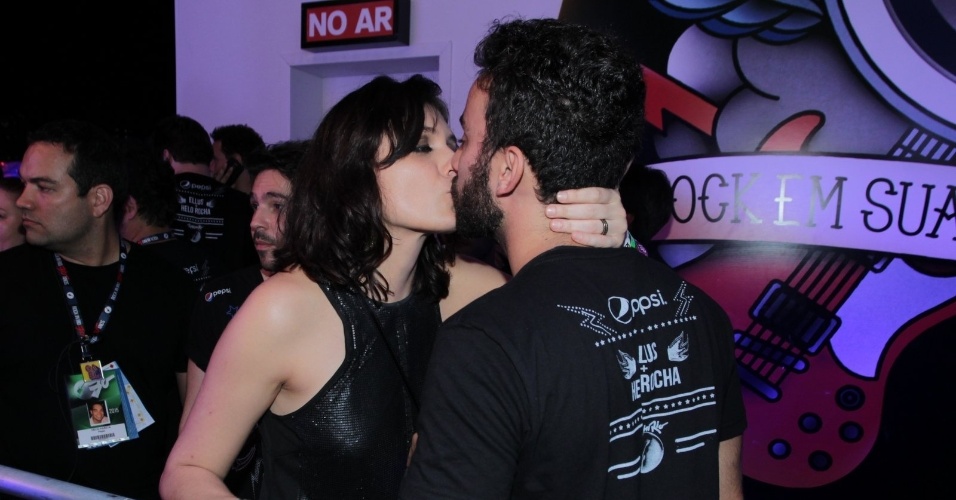 26.set.2015 - Monica Iozzi beija o namorado no sexto dia de shows do Rock in Rio