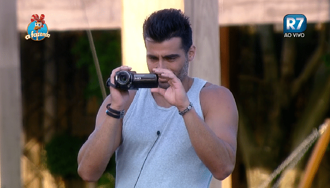 17.out.2015 - JP registrou o momento da primeira apresentação da música pronta - Reprodução/Record