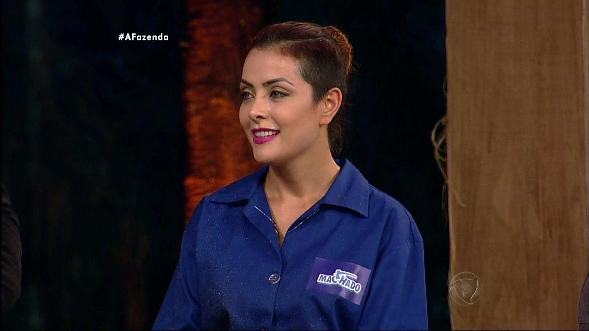 29.out.2015 - Por ter perdido a prova, a ex-Rouge vai passar uma semana dormindo na baia - Reprodução/Record