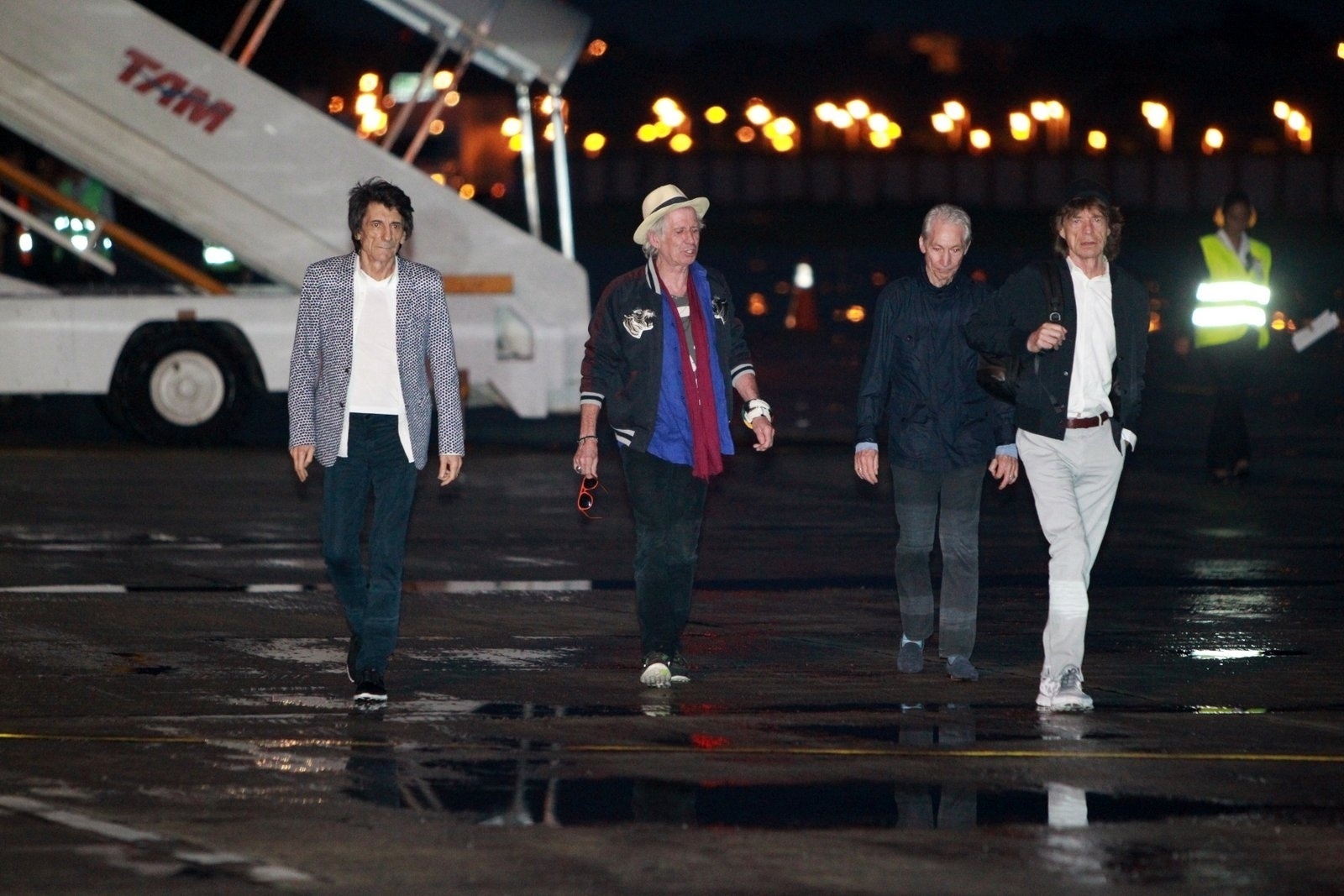 17.fev.2016 - Ron Wood, Keith Richards, Charlie Watts e Mick Jagger desembarcam no aeroporto do Galeão, no Rio de Janeiro - Marcello Sá Barretto/AgNews