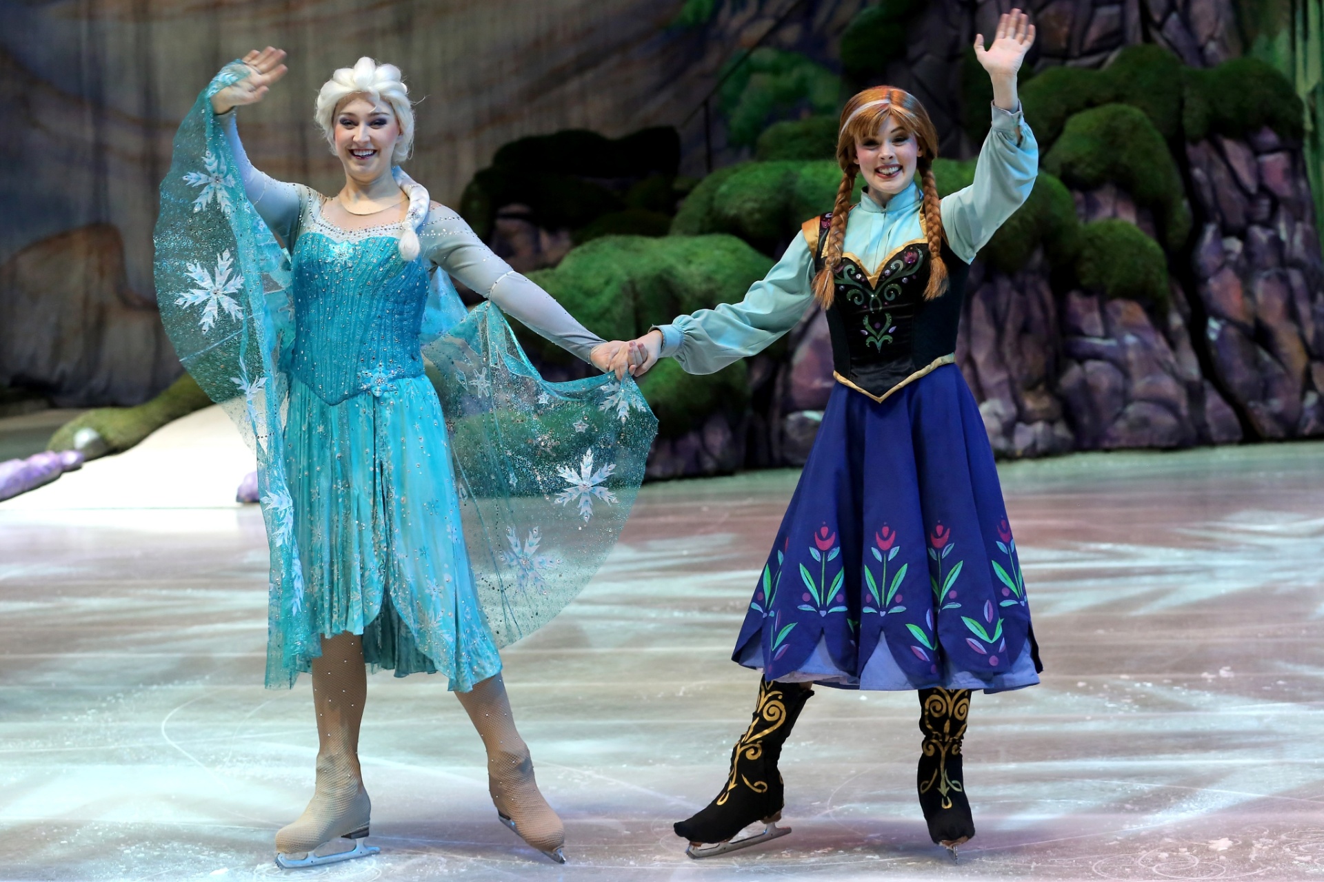 29.abr.2016 - Personagens do musical "Disney on Ice" em cartaz em São Paulo, que tem o segundo ato dedicado às irmãs Anna e Elsa de "Frozen" - Flávio Florido/UOL