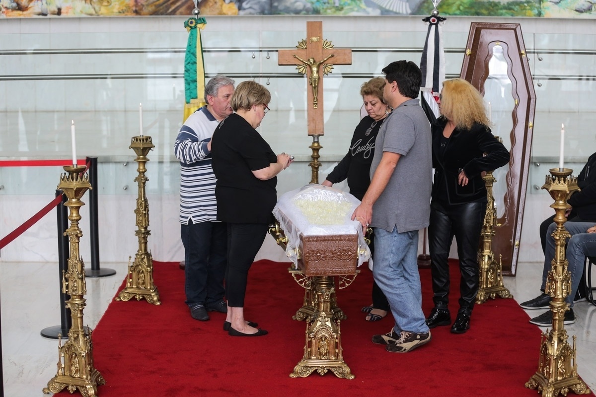 16.mai.2016 - Amigos se despedem do cantor Cauby Peixoto no Salão Nobre da Assembleia Legislativa de São Paulo - Manuela Scarpa/Brazil News