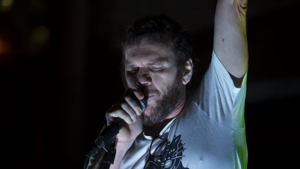 18.mai.2016 - O cantor Otto se apresenta na sede da Funarte no Rio, em protesto contra o fim do Ministério da Cultura - Douglas Shineidr/UOL