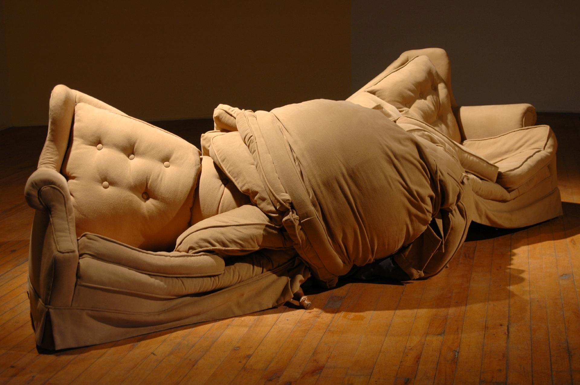 Cerâmica, concreto, madeira, tecidos e materiais sintéticos são as escolhas de Michael Beitz (www.michaelbeitz.com) para a execução de suas esculturas. "Eu coleciono um monte de objetos e, geralmente, os corto e os desconstruo em meu estúdio", afirma. Os móveis surreais e desconfigurados do designer questionam as interações humanas na era da tecnologia - Divulgação