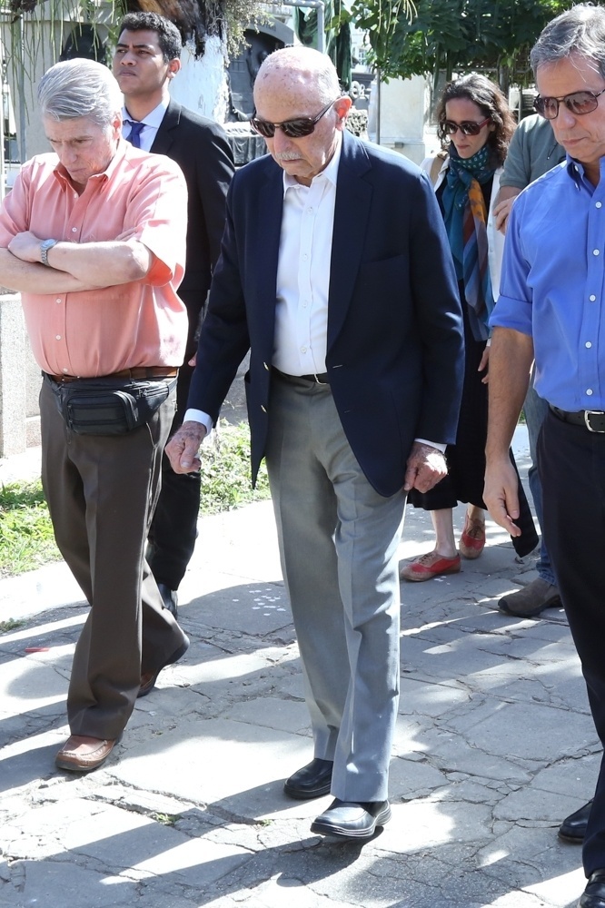 8.jul.2016 - O almirante Alfredo Karan, pai de Guilherme Karan, chega para o velório do filho no Cemitério São João Batista, no Rio de Janeiro - Roberto Filho/Brazil News