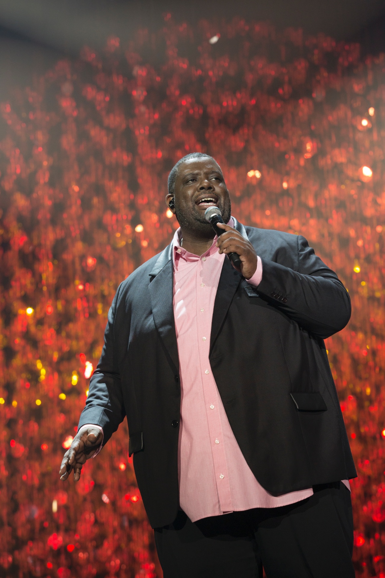 11.jul.2016 - Péricles sobe ao palco do "Globo de Ouro Palco Viva" para a dobradinha "Luz do Desejo" e "Desliga e Vem". O programa gravado em abril, na Cidade das Artes, no Rio de Janeiro, vai ao ar na noite de 11 de julho no Canal Viva - Marcelo Tabach