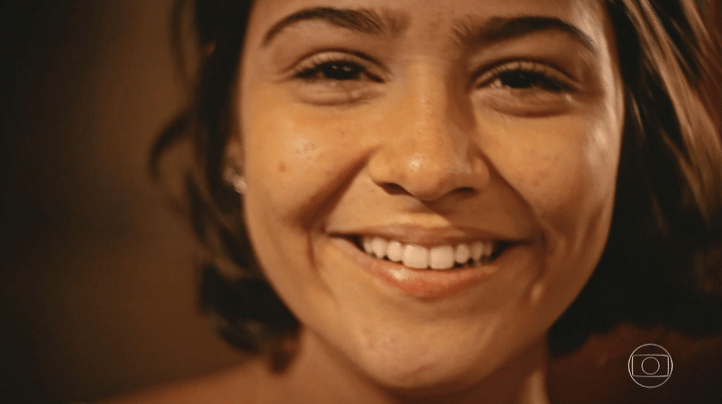 Olívia (Giullia Buscacio) olha o pai, Santo (Domingos Montagner), representado por uma câmera, em "Velho Chico". A Globo imitou as pupilas e inseriu trechos em áudio de falas antigas do personagem - Reprodução/TV Globo