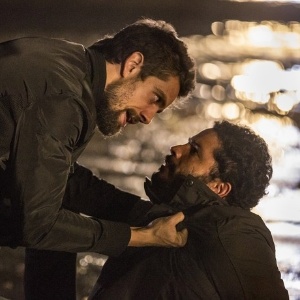 César (Rafael Cardoso) impede que Wagner (Felipe Mago) ajude no resgate após a explosão em "Sol Nascente" - Reprodução/GShow - Reprodução/GShow