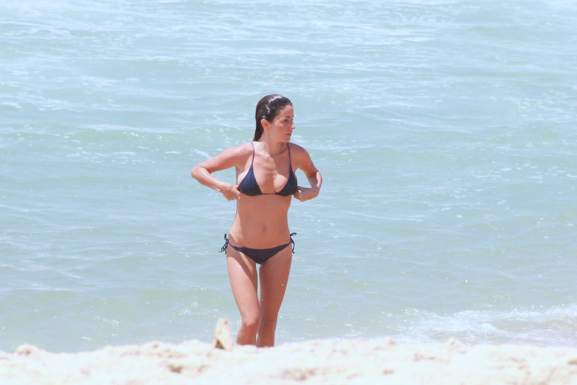 28.nov.2016- Erika Mader dá ajeitadinha no biquíni após mergulhar na praia de Ipanema, no Rio de Janeiro - Ag.News