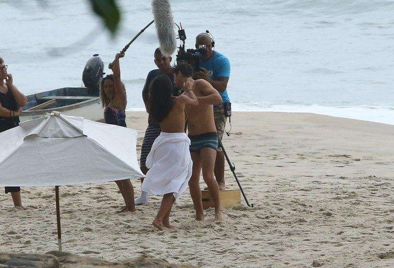 Antônia Morais "faz" topless e grava cena de beijo com Rafael Vitti para "Rock Story" - Agnews