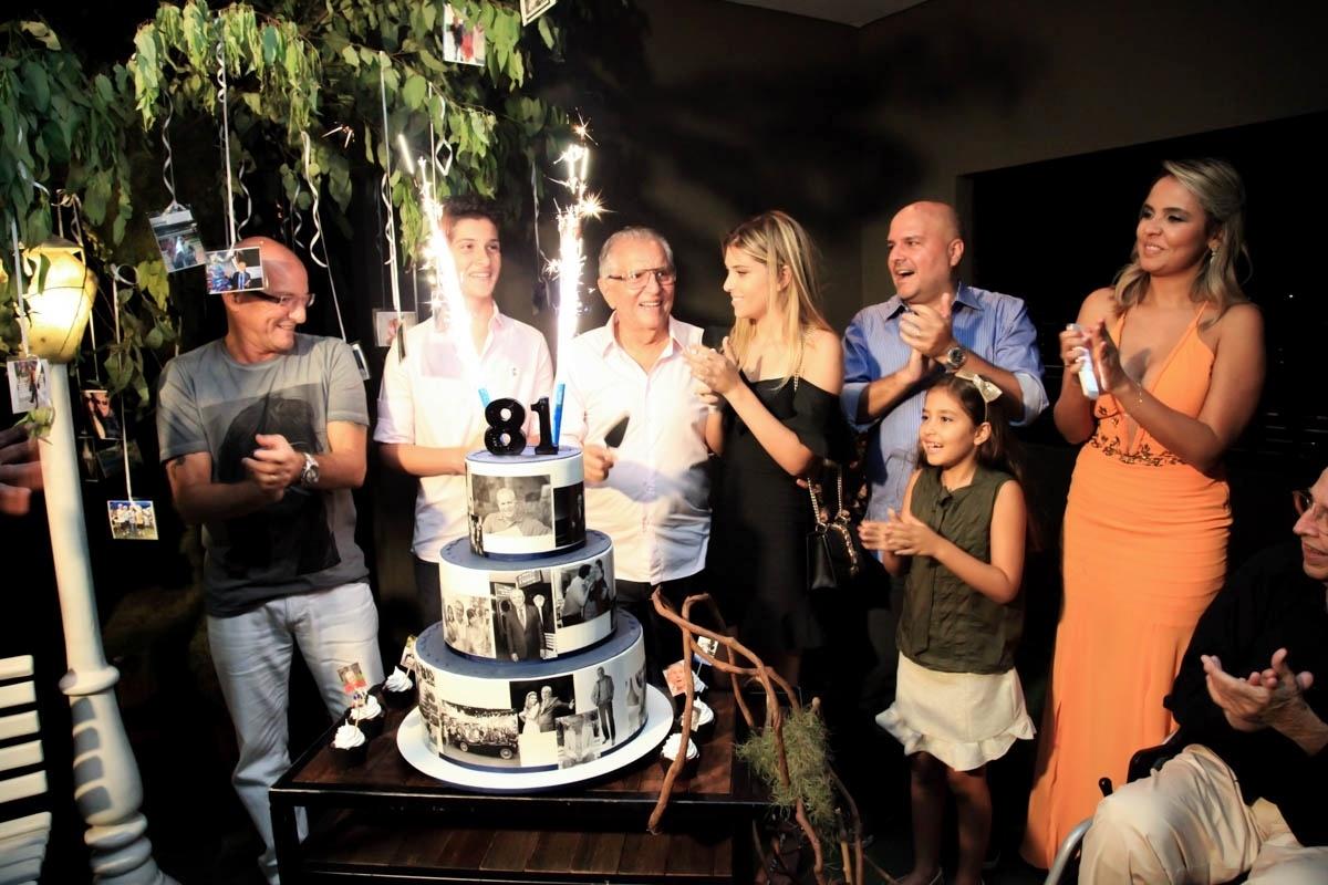 Carlos Alberto de Nóbrega comemora 81 anos ao lado da família com bolo decorado com fotos do humorista de "A Praça É Nossa" - Manuela Scarpa/Brazil News