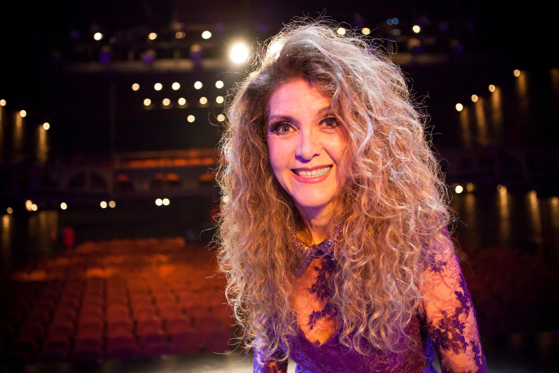 16.mar.2017 - Wanderléa durante os ensaios do musical "60! - Década de Arromba", no Theatro Net Rio - André Rodrigues/UOL