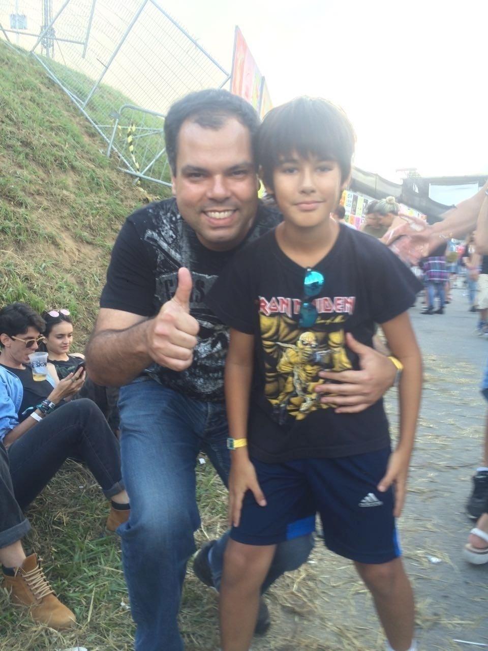 O vice-prefeito Bruno Covas, que se disse fã do Metallica, levou o filho Thomas ao Lolla - Tiago Dias / UOL