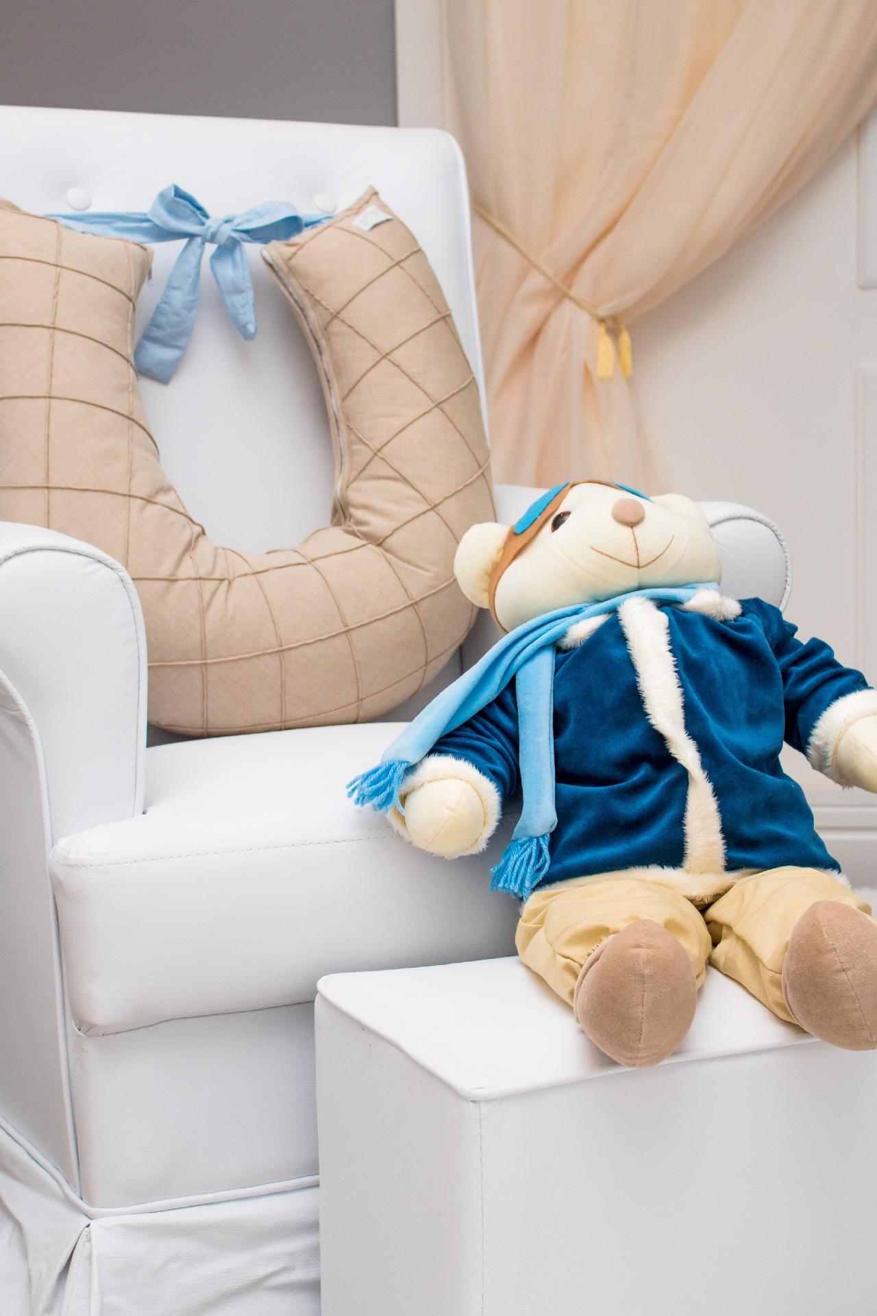 Com cores neutras, o quarto tem ursinhos e aviõezinhos espalhados pelas estantes e armários para alegrar o espaço. A atriz Bruna Hamú aprovou a decoração e já está curtindo o mais novo espaço preferido de sua casa - Divulgação/Diogo Rodrigues-Posto 10 Estúdio