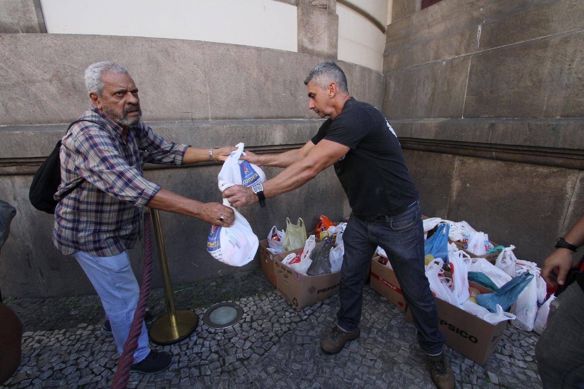 Funcionários do Theatro Municipal do Rio protestam pela falta de pagamento de salários pelo Governo do Estado, na Cinelândia no nesta terça (9) - Clever Felix/Brazil Photo Press/Folhapress
