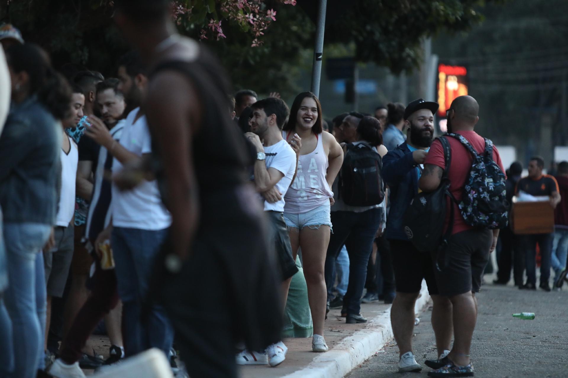 Público faz fila na avenida Olavo Fontoura à espera da abertura dos portões do Anhembi para a Virada Cultural 2017 - Simon Plestenjak/UOL