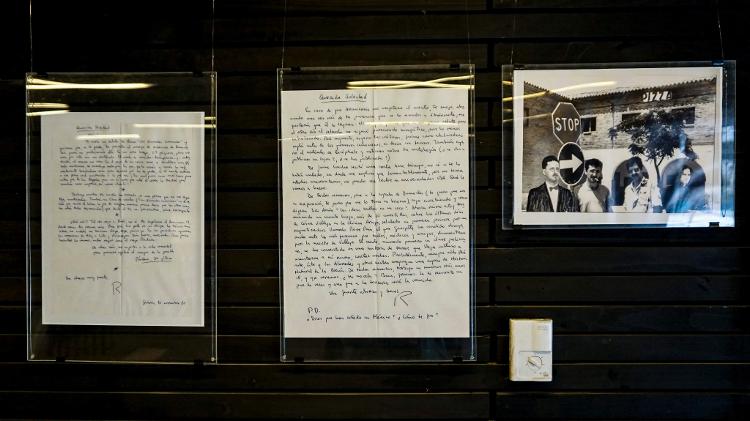 Cartas escritas por Roberto Bolaño são expostas em Santiago, no Chile - Martin Bernetti/AFP - Martin Bernetti/AFP