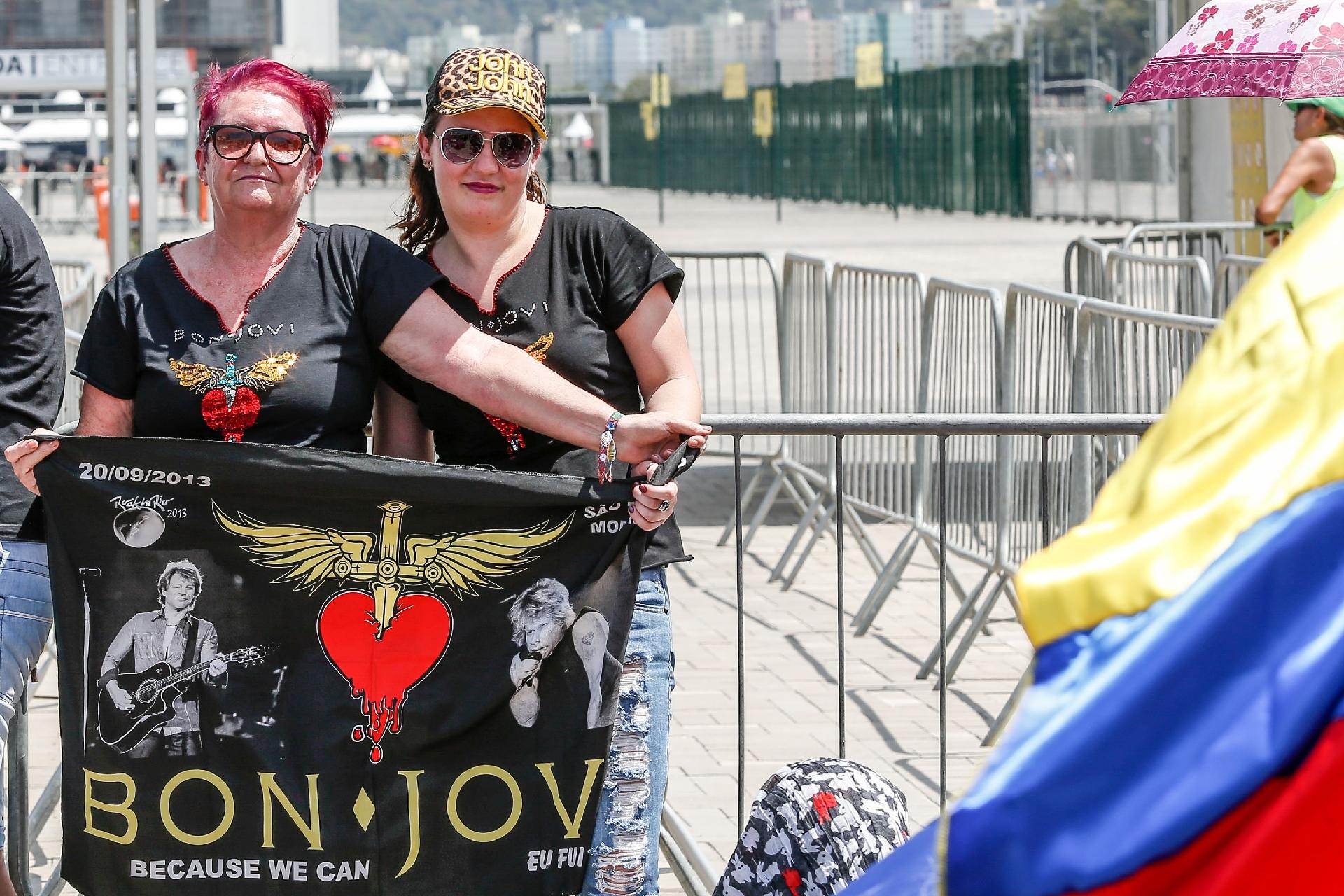 De cabelos caloridos, Leny Becker e a filha Andressa enfrentam o sol pelo Bon Jovi - Marco Antonio Teixeira/ UOL