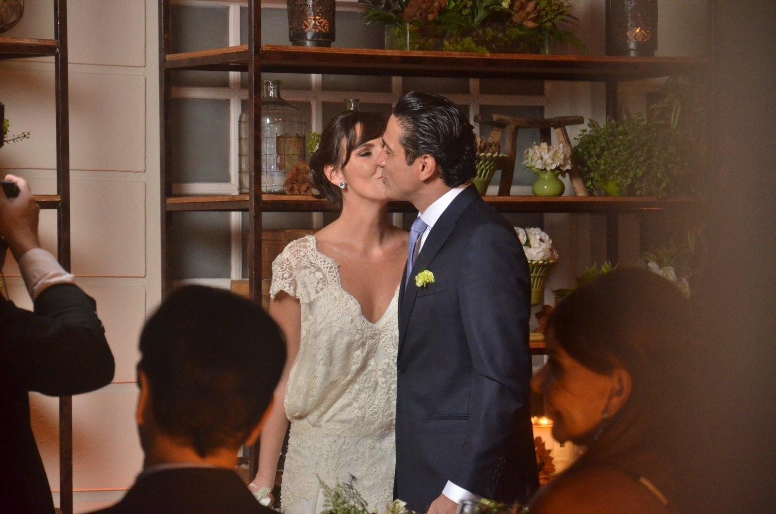 Glenda Kozlowski e o dentista Luis Tepedino se casam em cerimônia no Rio de Janeiro - WEBERT BELICIO E DANIEL DELMIRO / AGNEWS