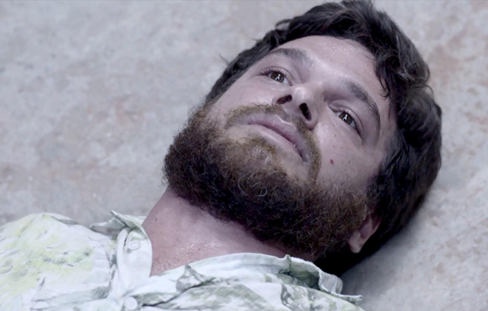 Rubinho é encontrado sem vida por Jeiza no morro durante uma operação policial - Reprodução/A Força do Querer/GShow