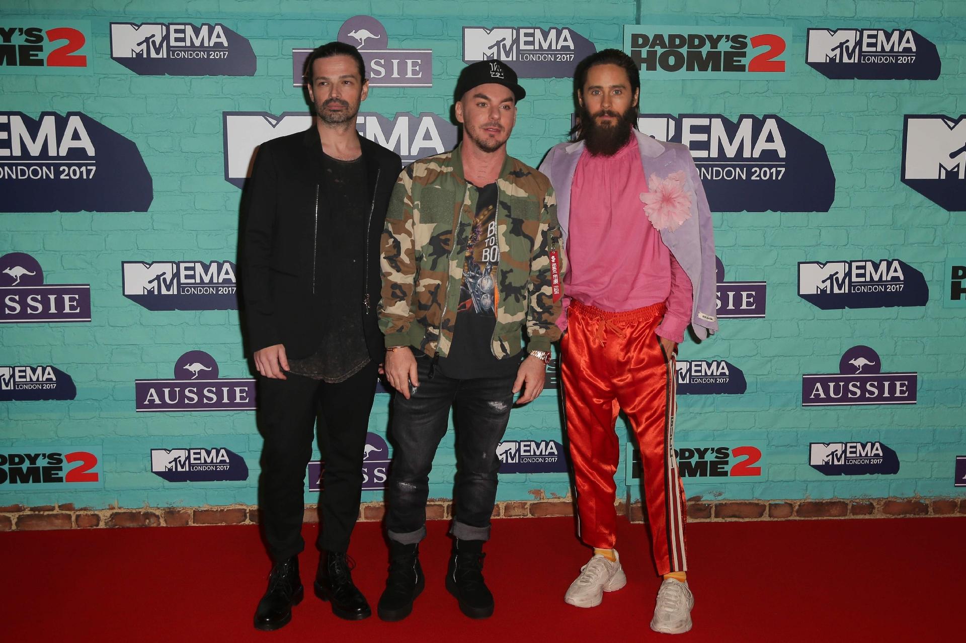 Com figurino rosa e paletó com flor à la o cantor brega Falcão, Jared Leto roubou a cena na chegada de sua banda 30 Seconds To Mars ao tapete vermelho do EMA (Europe Music Awards), premiação da MTV realizada na arena de Wembley, em Londres - Daniel Leal-Olivas/AFP