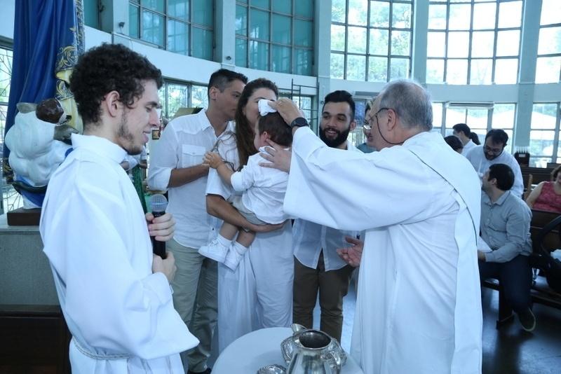 Antonia Fontenelle e Jonathan Costa se reuniram para batizado do filho neste domingo (3). A cerimônia aconteceu na Paroquia São José da Lagoa, zona sul do Rio de Janeiro - Anderson Borde/AgNews