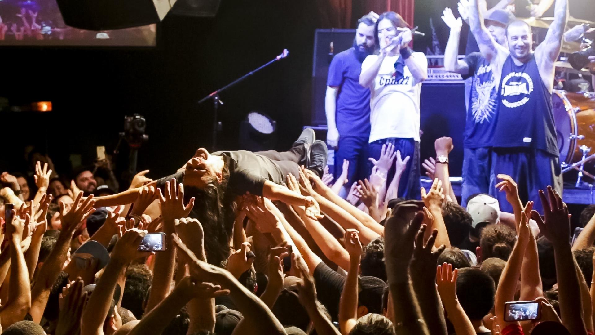 Despedida do Hangar, em São Paulo, lota casa de shows com a banda CPM 22 no palco - Marcelo Justo/UOL