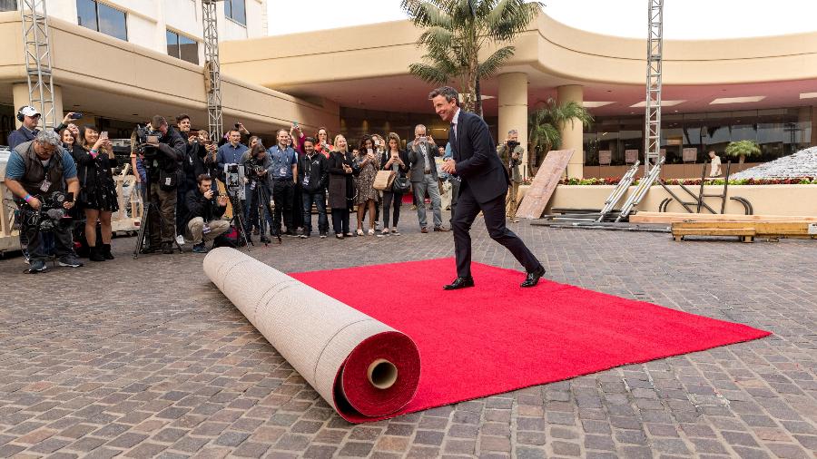 Seth Meyers, apresentador do Globo de Ouro 2018, desenrola o tapete vermelho da cerimônia em Beverly Hills - Getty Images