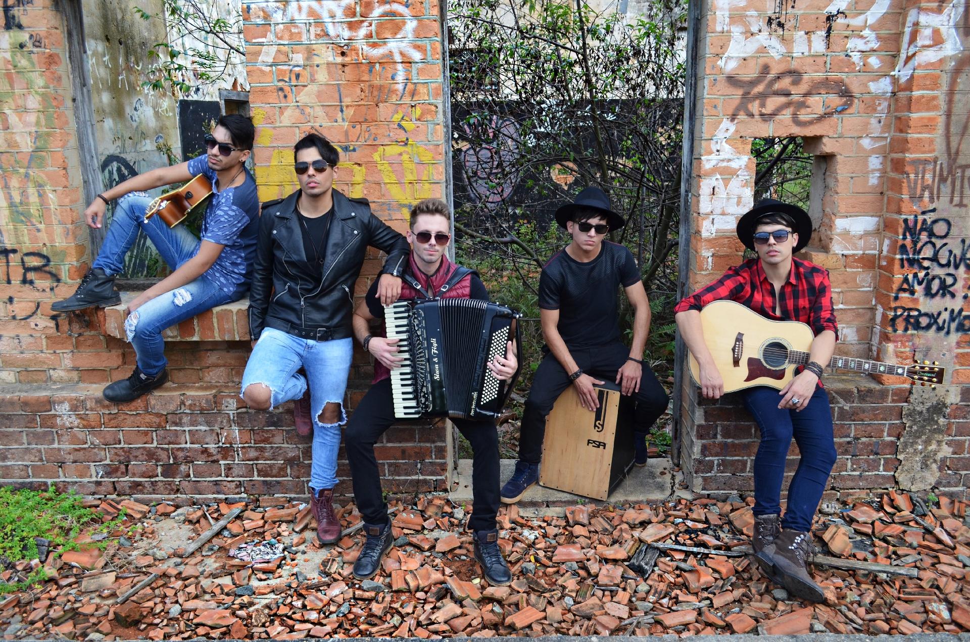 Os integrantes da banda Muranno: Diego Torres (voz), Tiago Kosta (guitarra e voz), Tom Solano (baterista), Viny Cavalcante (baixo e voz) e Lucas Moraes (sanfoneiro) - Divulgação