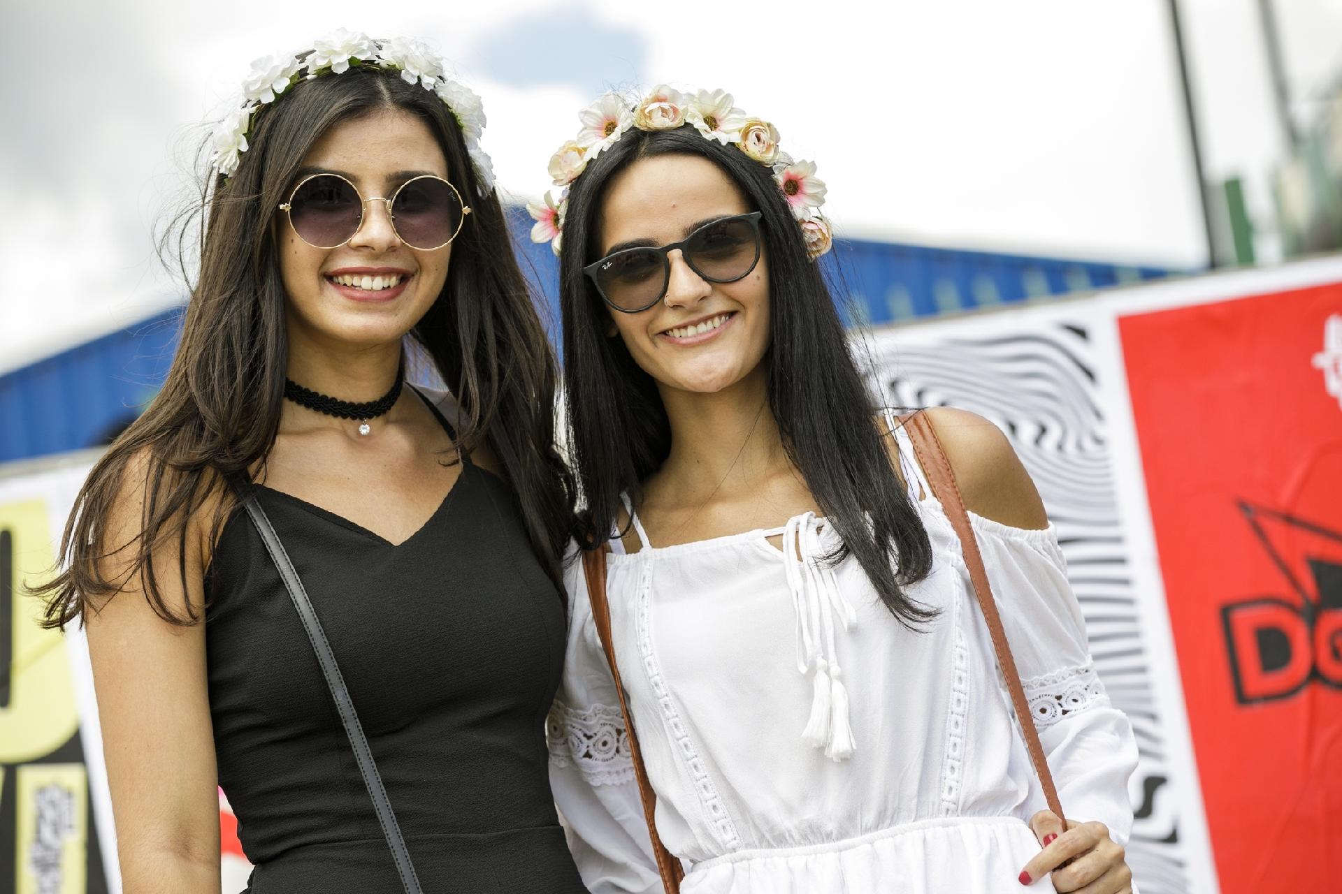 Amanda Pepino e Beatriz Modesto aguardam show de Lana Del Rey no Lollapalooza Brasil 2018 - Mariana Pekin/UOL