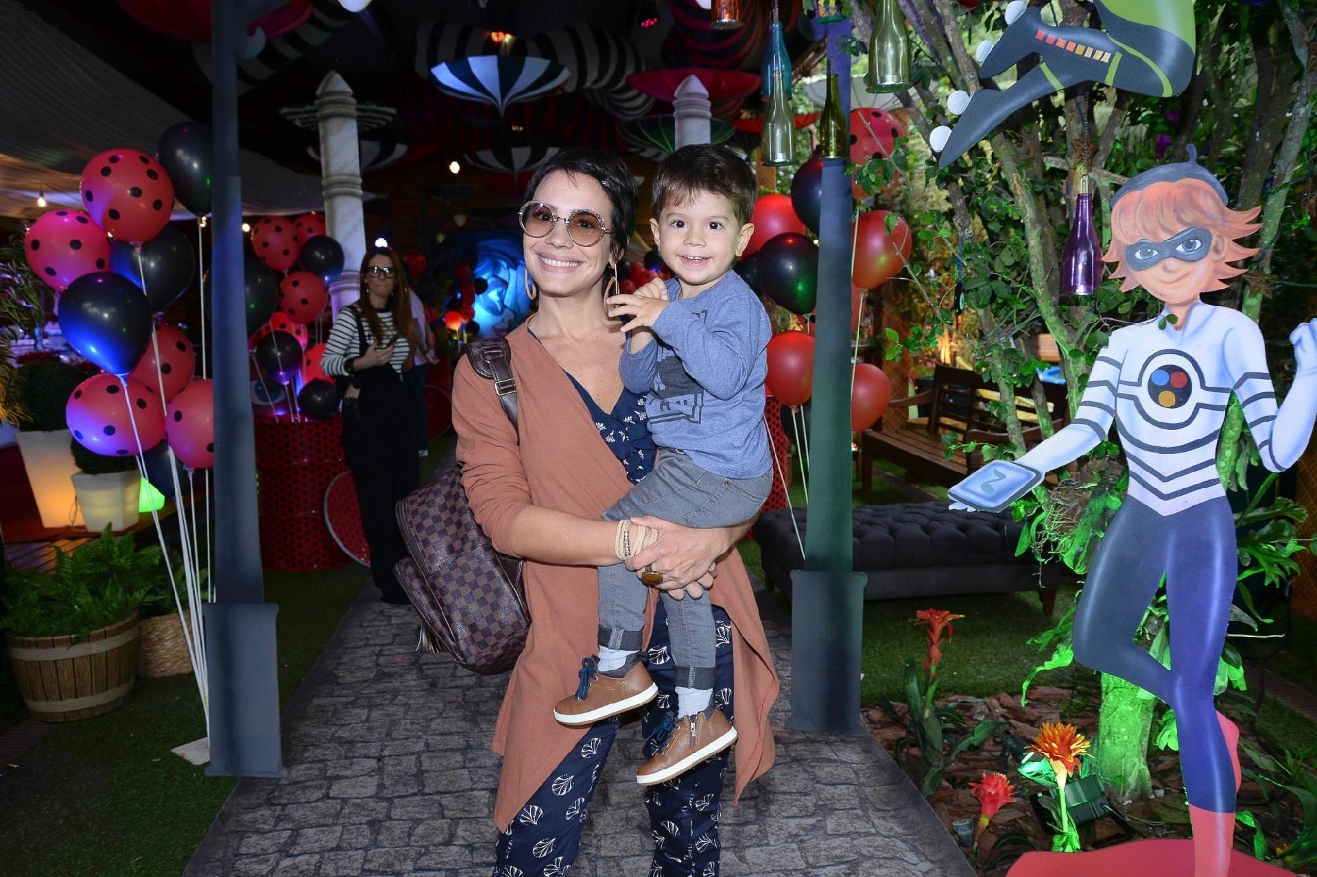 Juliana Knust levou o filho Mateus à festa de Titi - Felipe Panfili/Divulgação
